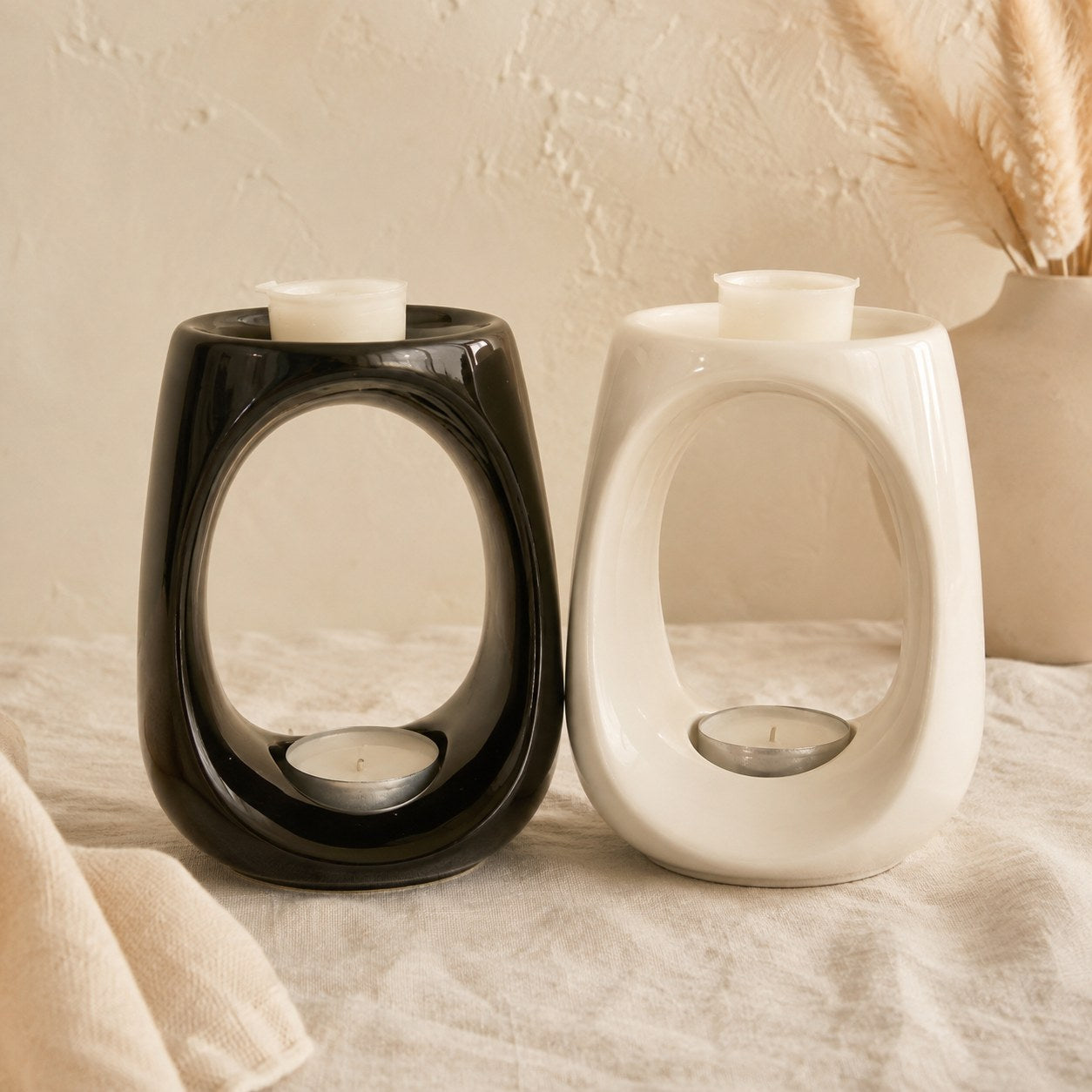 Cairo ceramic wax burner in black and white